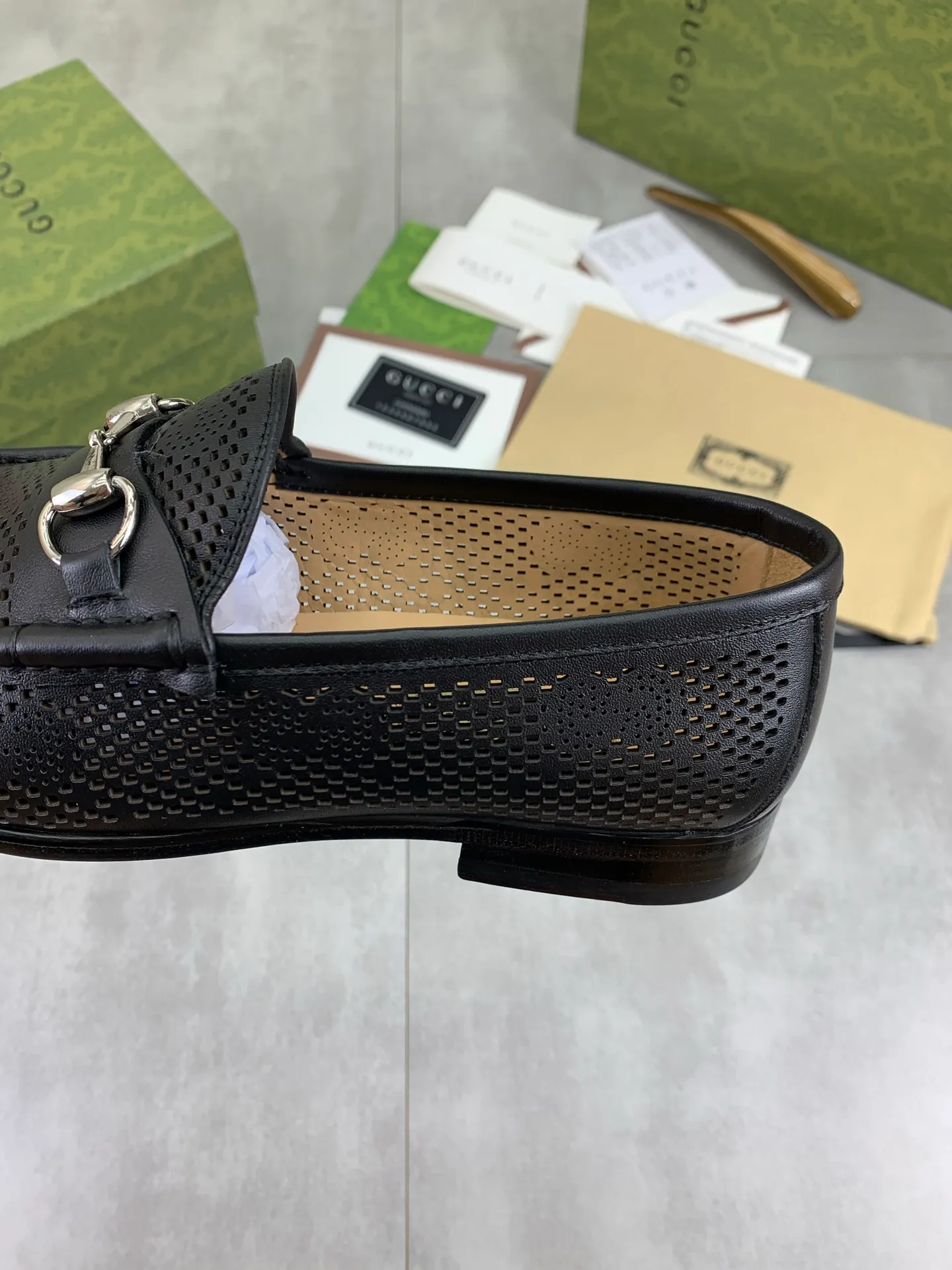 Factory price P980💰💎💎💎Top version (original high-grade genuine leather outsole) Full upper and inner lining cowhide punching design (summer essential) Brand: [GUCCi] Gucci's new business formal casual leather shoes Standard code: Men's size 39–44 (38 45 46 needs to be customized) Grade: Same as the official website Original quality Material: Original calfskin Water-dyed cowhide lining Original genuine leather outsole Style categories: Men's fashion Formal casual leather shoes Slip-on men's shoes series Young fashion European and American trends British style Casual matching Comfortable feet Color: 3️⃣ colors available Actual pictures